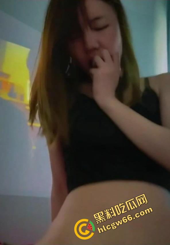 青岛霸王茶姬店员【敏敏】性爱自拍泄露!出租屋被操到浪叫喷水,小穴张开自拍全程曝光,真是敢玩的小母狗!-9