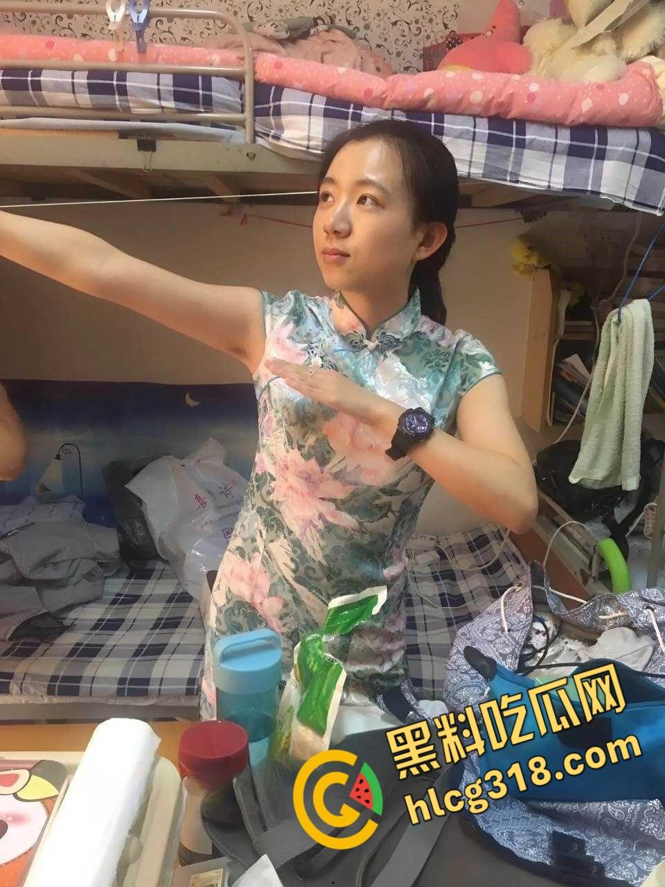 青岛反差女大学生【谭晓怡】，游戏开黑好队友，操逼都不忘王者荣耀语音开黑，还捂住自己嘴巴不发出娇喘声 ！-3