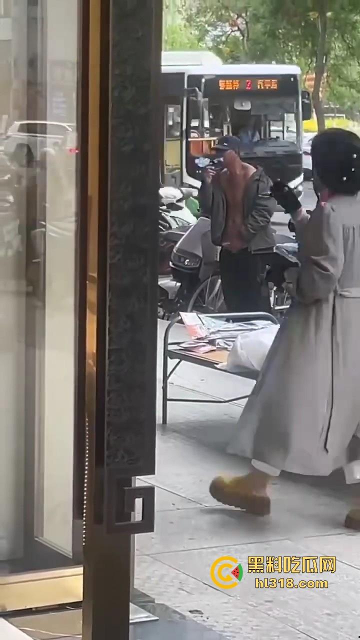 大屌老头街头撸管震惊路人，手握粗长肉棒猛甩，虽然尺寸惊人但我还是确信瓜友们的都比他的大很多！-5