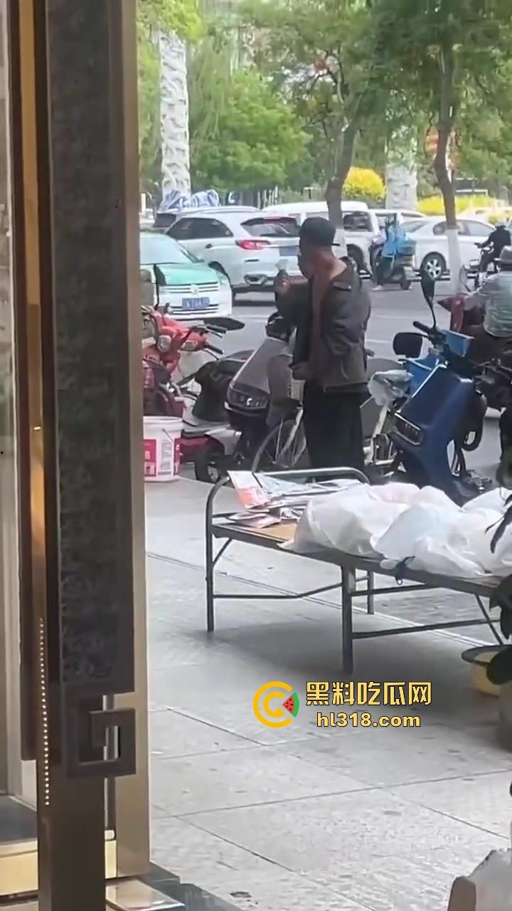 大屌老头街头撸管震惊路人，手握粗长肉棒猛甩，虽然尺寸惊人但我还是确信瓜友们的都比他的大很多！-6