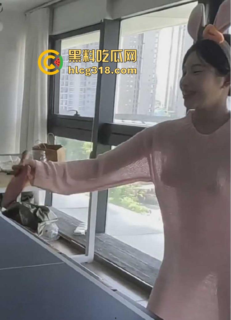 国内乒乓球媛转战海外抖音，G杯大奶真空打乒乓球，两颗奶子若隐若现，吸引大量粉丝驻足围观。-4