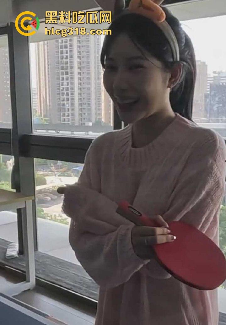 国内乒乓球媛转战海外抖音，G杯大奶真空打乒乓球，两颗奶子若隐若现，吸引大量粉丝驻足围观。-5