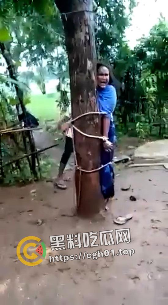 印度女人爱上穆斯林 被村里屌丝挂到树上抽成陀螺 哭得再惨也没用-1