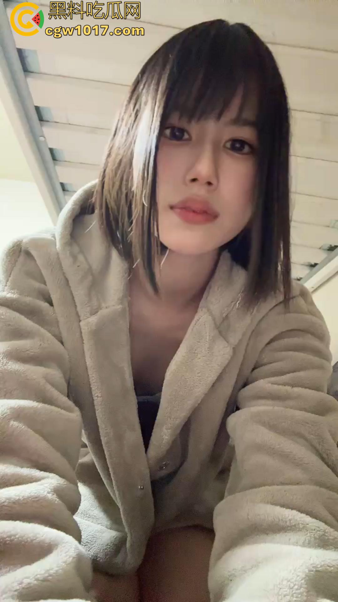 沈阳职高【刘思涵】在宿舍跟金主爸爸网调！抠逼揉奶掰穴特写，不再是别人的白月光 她已经变成了金主专属母狗！-6