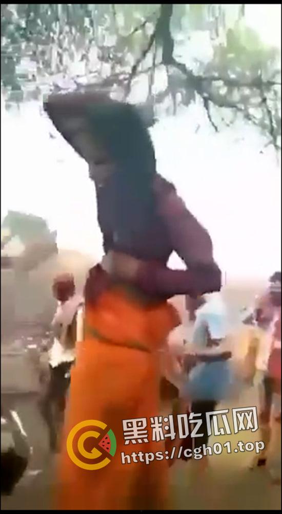 印度女人爱上穆斯林 被村里屌丝挂到树上抽成陀螺 哭得再惨也没用-7