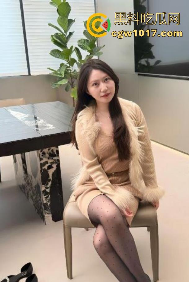 海角乱伦！与嫂子KTV包厢激情偷欢，性感白丝骑乘猛插，全裸开嗓边唱边操全程极度刺激！-1