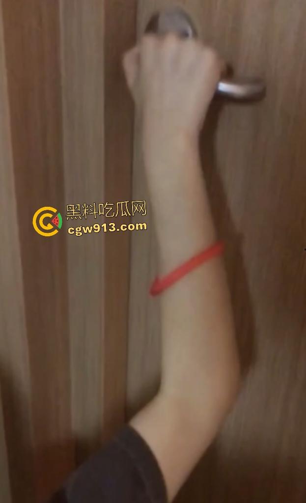 绿帽男友阳痿活该!骚逼女友劈腿,酒店抓门把手被小三后入狂操,奶子被抓爽到病都好了!-4