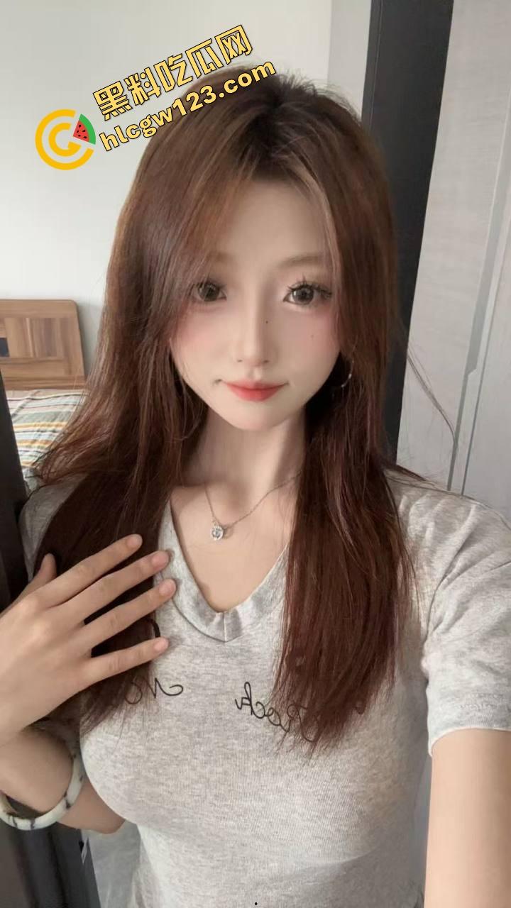 偷约妹妹的闺蜜开房猛干，前半羞涩装纯，后面浪成母狗，白丝半桶袜勾得人一顿狠操，手被反抓操弯成弓！-1