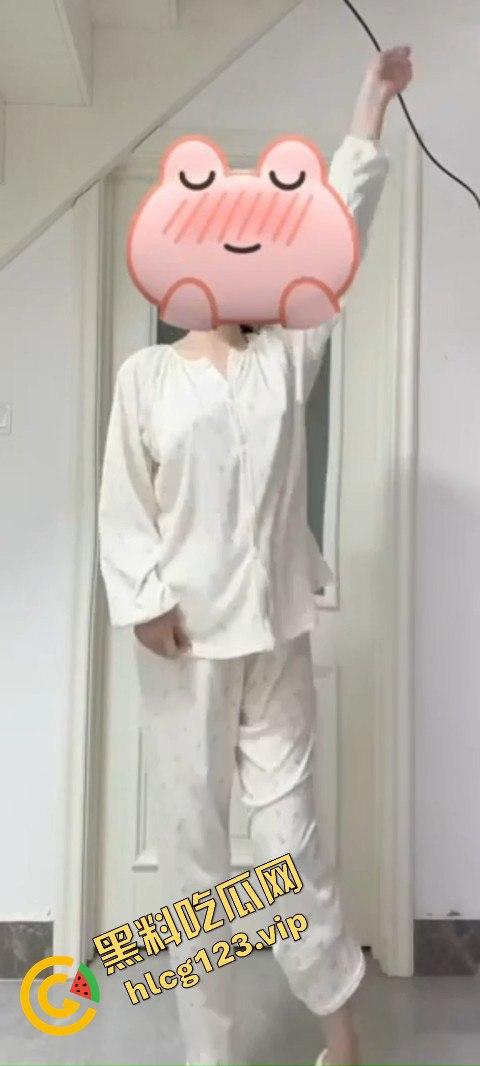 抖音80万网红【桃柒柒】裸舞玩出新花样!开灯关灯激凸擦边诱惑,粉丝炸锅内容已被隐藏!-1