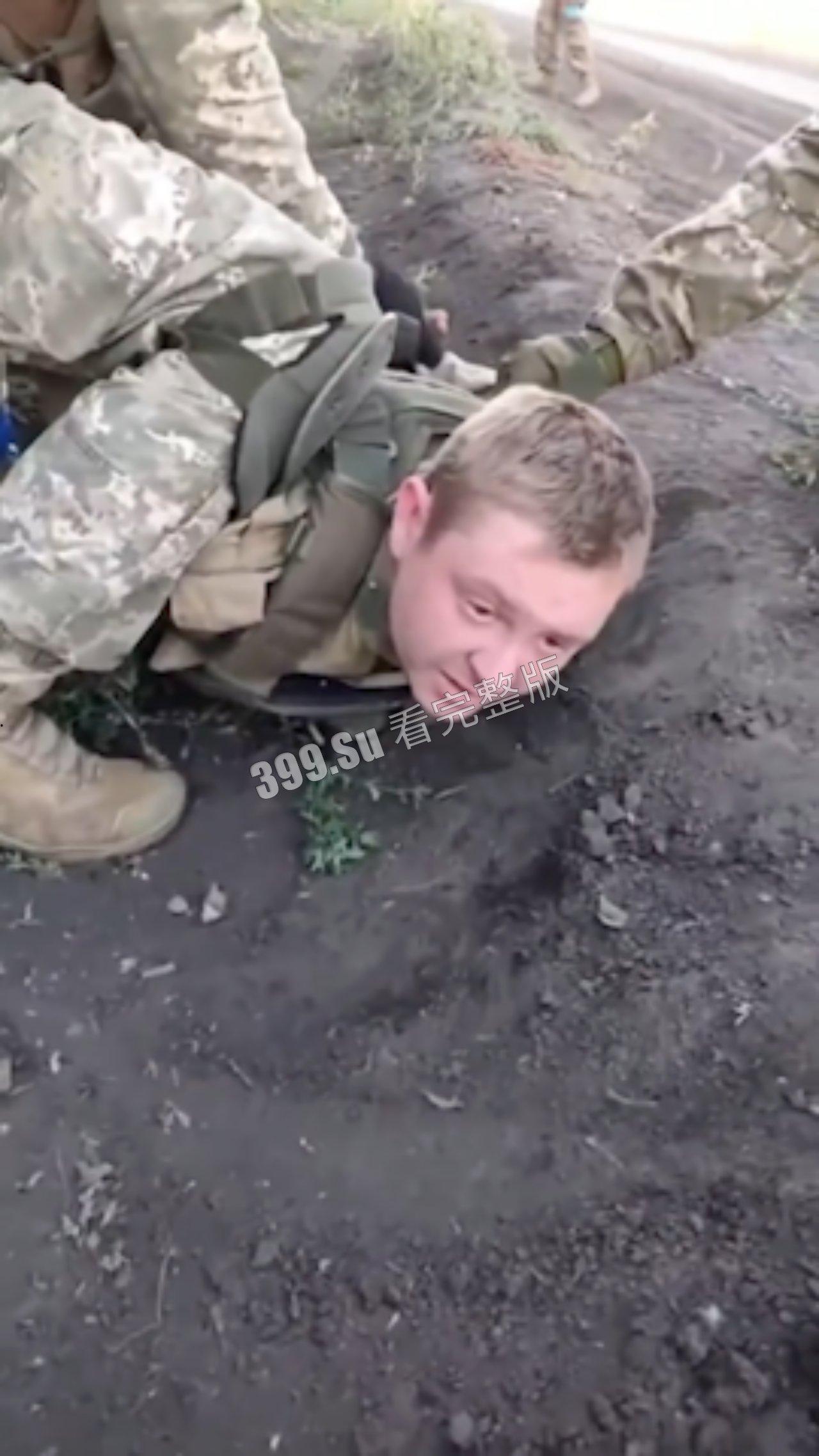 俄乌战争第一视角实录合集  现场只能用惨烈来形容  能留全尸的便算是幸运了  心理承受能力低的瓜友 勿点！！-6