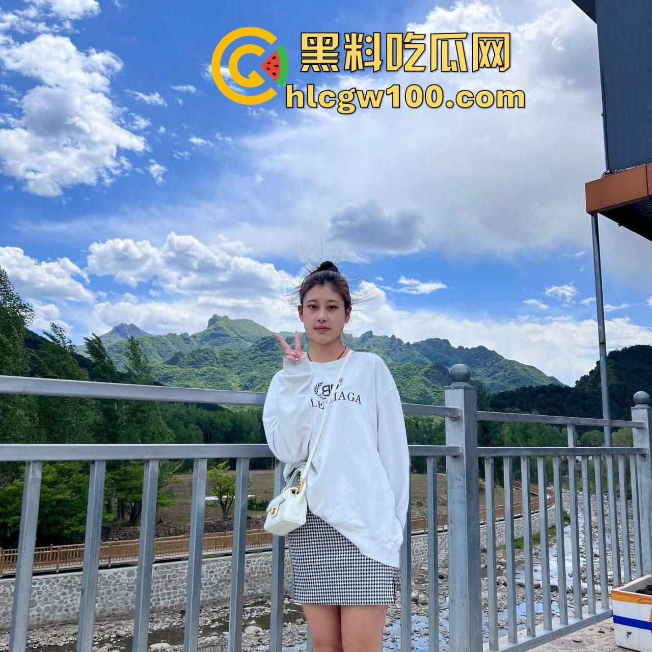 西安大学大三学姐【林诗诗】私密自拍外流!清纯脸蛋配骚浪劲儿,边打游戏边有男友大棒伺候。-1