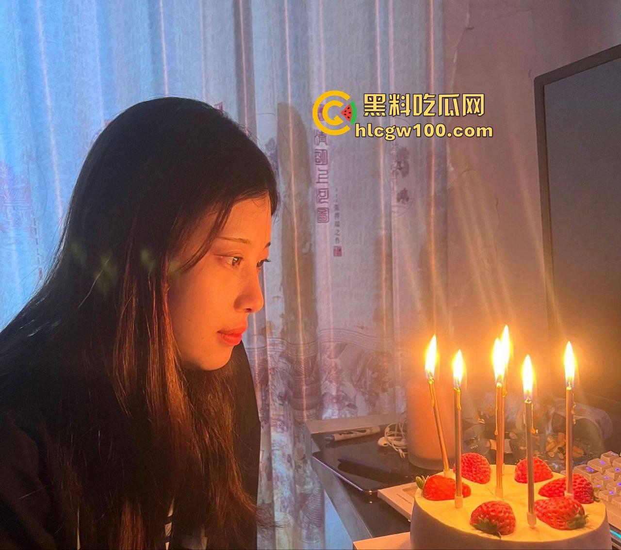 西安大学大三学姐【林诗诗】私密自拍外流!清纯脸蛋配骚浪劲儿,边打游戏边有男友大棒伺候。-9