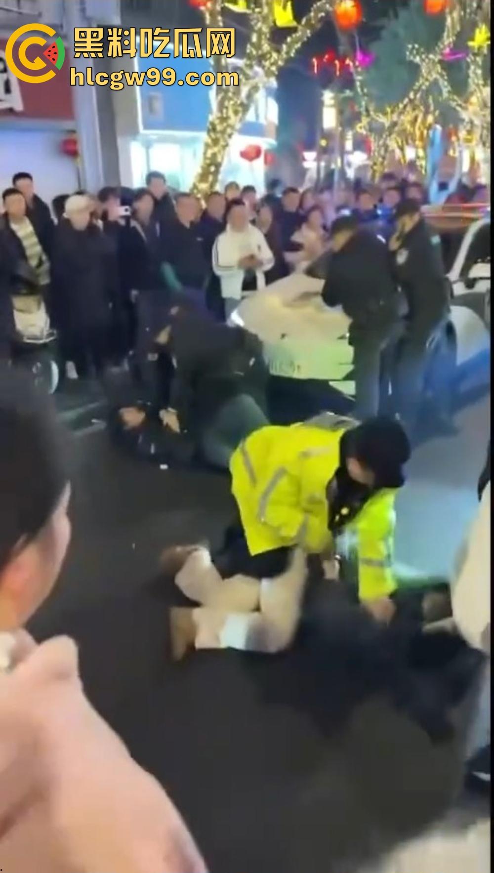 重庆石柱酒局变拳局，醉汉狂砸警察，酒后失控狂揍警察，现场打成一锅粥！-3