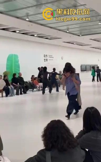 上海浦东美术馆魔幻抽象表演展现高深的艺术概念,演员集体精神错乱?这不就是社畜上班状态的真人展示!-2