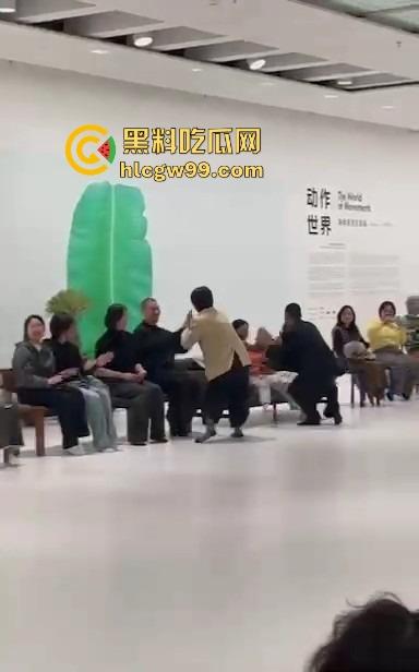 上海浦东美术馆魔幻抽象表演展现高深的艺术概念,演员集体精神错乱?这不就是社畜上班状态的真人展示!-3
