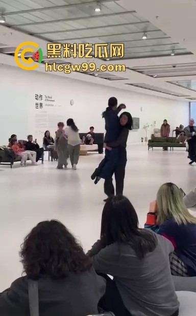 上海浦东美术馆魔幻抽象表演展现高深的艺术概念,演员集体精神错乱?这不就是社畜上班状态的真人展示!-4