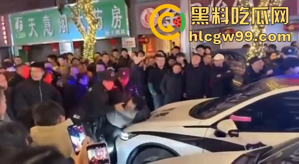 重庆石柱酒局变拳局，醉汉狂砸警察，酒后失控狂揍警察，现场打成一锅粥！-12