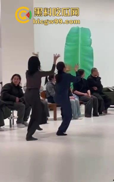 上海浦东美术馆魔幻抽象表演展现高深的艺术概念,演员集体精神错乱?这不就是社畜上班状态的真人展示!-8