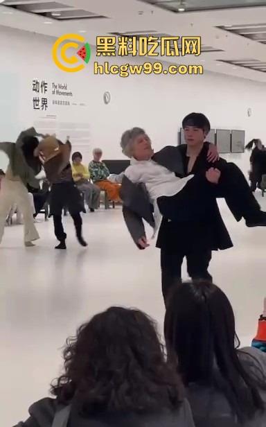 上海浦东美术馆魔幻抽象表演展现高深的艺术概念,演员集体精神错乱?这不就是社畜上班状态的真人展示!-10