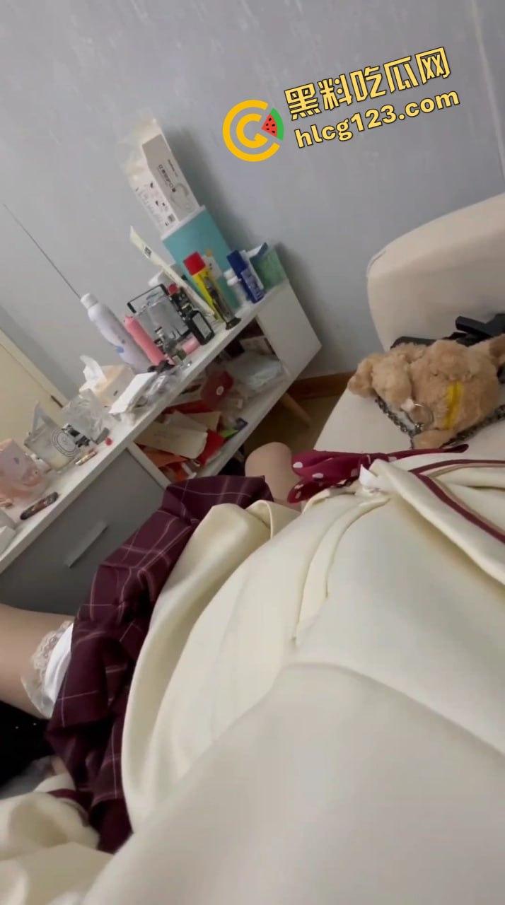 JK短裙小妹懂规矩！饭后直接开房，操得直乱叫，小逼都被草肿了！-6