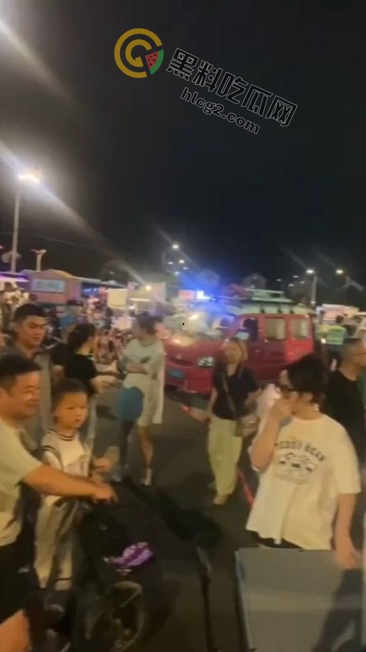 南京“鬼市”风波！城管出动遭摊贩围攻，居民喊话整顿占道经营-3