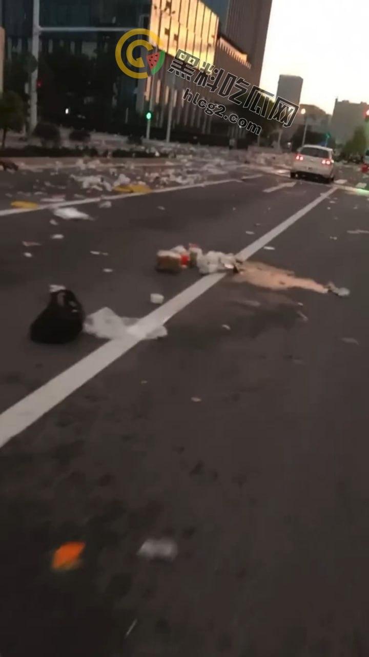 南京“鬼市”风波！城管出动遭摊贩围攻，居民喊话整顿占道经营-8