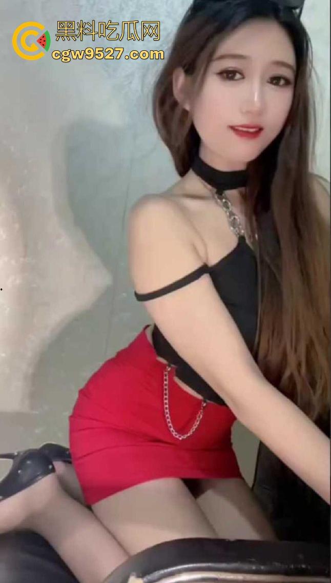 广西艺校清纯嫩妹【魏佳琪】调教视频流出,露脸跪地口交,主动上位骑乘榨精,校园女神秒变反差小母狗!-1