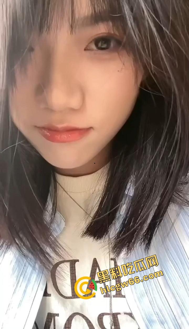 帝都嫩婊【杨妮】成富二代专用母狗，自拍掰穴舔精成瘾，吃鸡吞精全程露脸，内射爆射骚逼喷水！-4