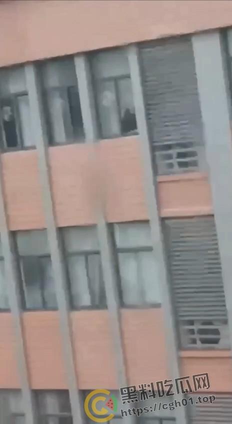 大学生版掩耳盗铃!教室内拉上窗帘打炮 外面的人看的一清二楚 整栋楼为其冲刺加油-5