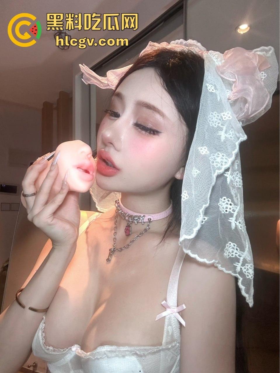 万人求的极品福利姬！『炸蛋boom』唇膜诱惑，骚货舔鸡像品冰激凌，快来细细品味这场视觉盛宴！-4