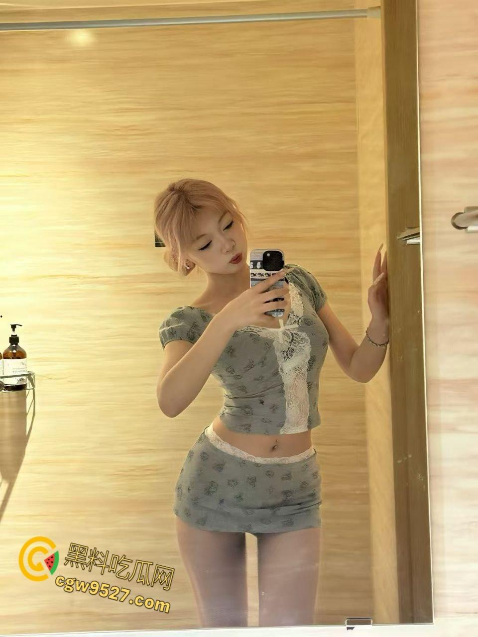 山东青岛平度舞蹈生【郑媛菲】，背着异地恋男友酒吧鬼混，多次酒吧厕所打炮，这身材妥妥的炮机！-1