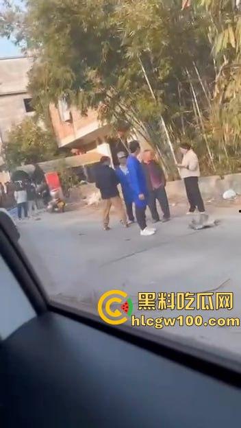 比亚迪秦村路超速强行超车，两名学生当场死亡，老父亲抱着儿子痛苦哀嚎-3