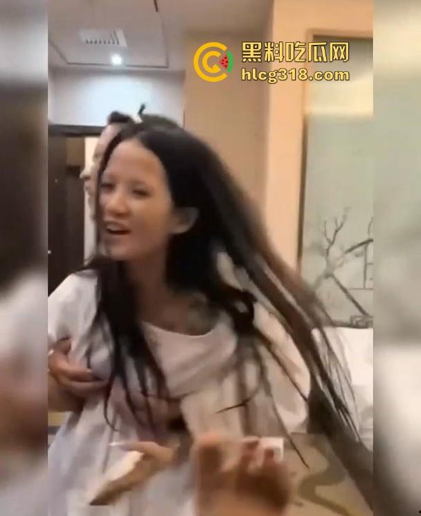 快手精神小网红【发财树】漏奶视频曝光，玩到疯癫自信漏奶，你别说奶子还挺挺的！-3