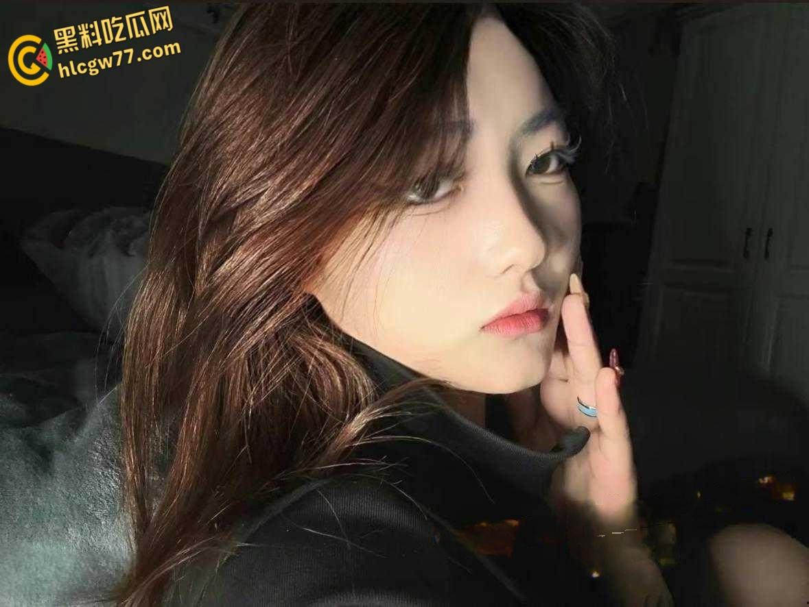 西安高冷模特 何雨薇 邀约摄影师线下私拍 没曾想摄影师耐不住诱惑两人开始激战！-1