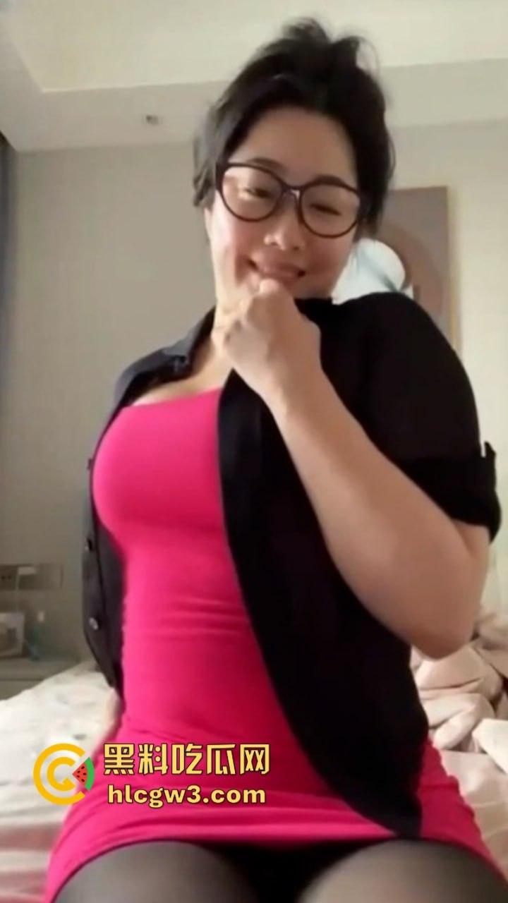 抖音巨乳网红【豹什么豹】露脸抠逼秀 性感美少妇身穿黑丝开档袜骚到极致-4