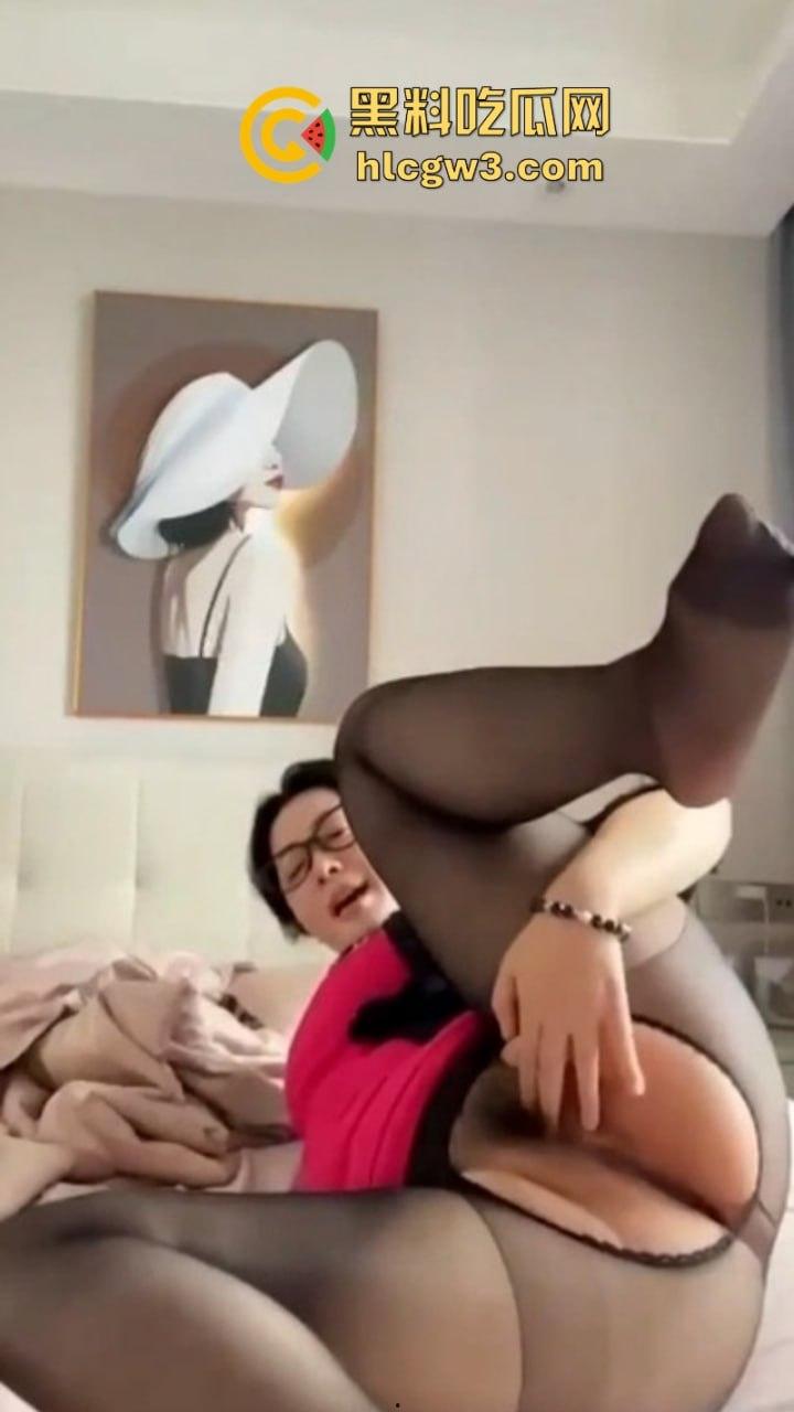抖音巨乳网红【豹什么豹】露脸抠逼秀 性感美少妇身穿黑丝开档袜骚到极致-5