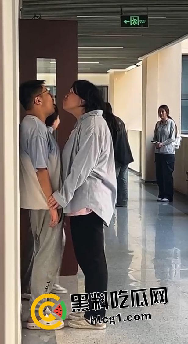 炸裂高二学生 楼道亲嘴摸奶  奶子被揉的飞起 你俩直接当场干吧-3