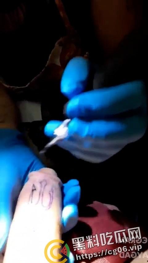 网上疯传真实 阴茎纹身 秘密过程 纹身师需要定时口交保证鸡鸡坚硬-2