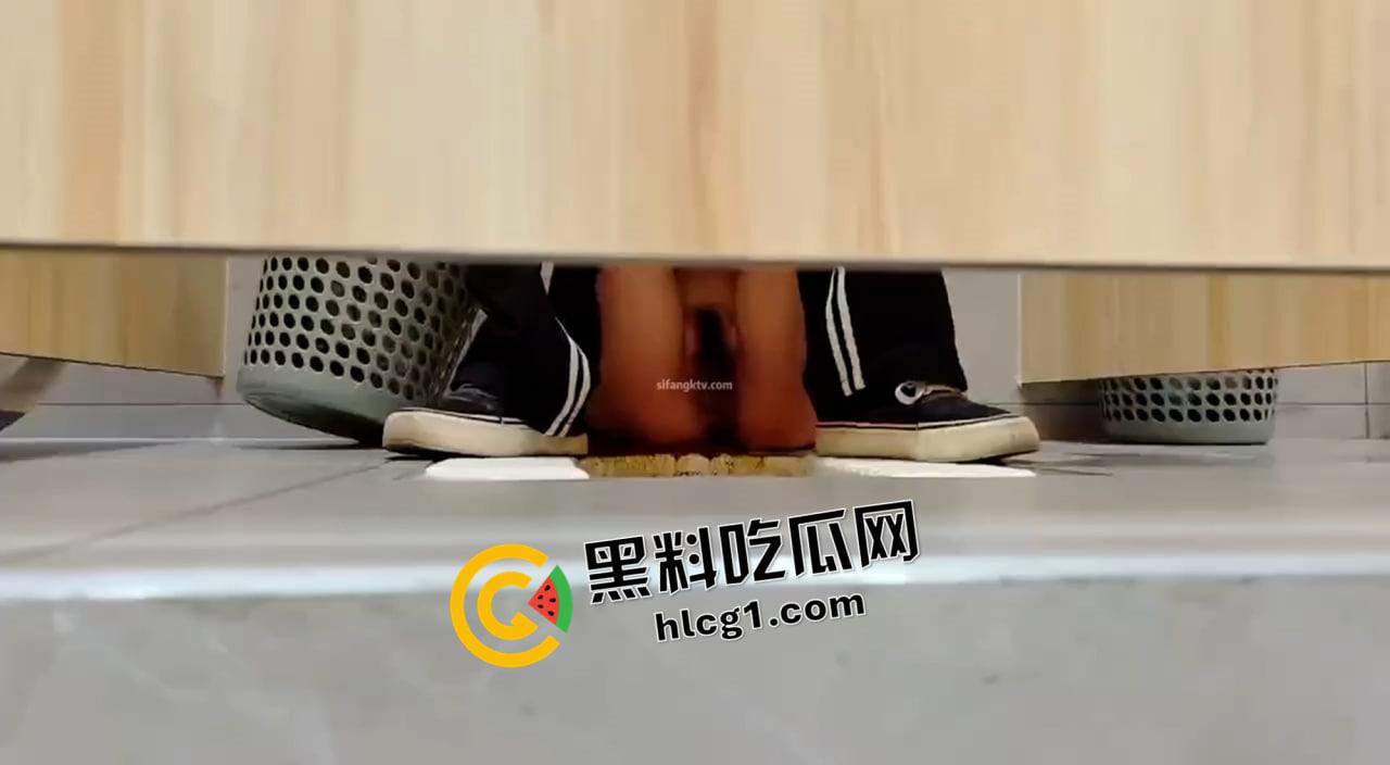 绝对重口！KTV醉酒小姐姐倒在厕所喷粪 猥琐男迎难粪而上都要抠逼 搞得自己一手淫水和大便值得吗-1