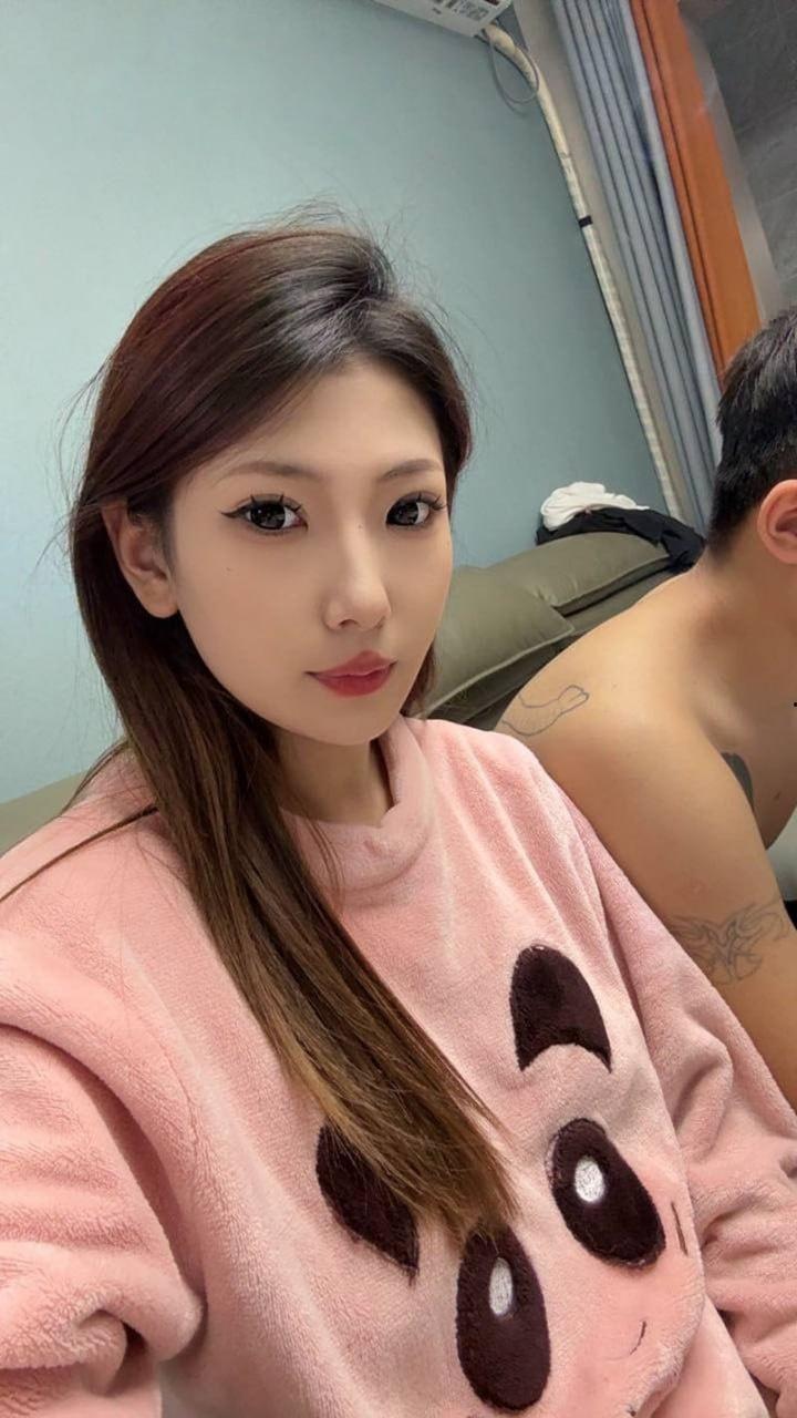 长春南关区【赵彤】,刚与男友分手就探探约炮,假屌猛插骚穴,扛起花腿多姿势爆操,真实反差十足的淫荡母狗!-1