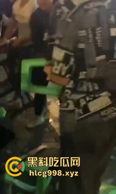 柳州光头疯子持刀砍人被围攻，摊贩齐心棍棒齐下，寡不敌众狼狈逃窜！-1