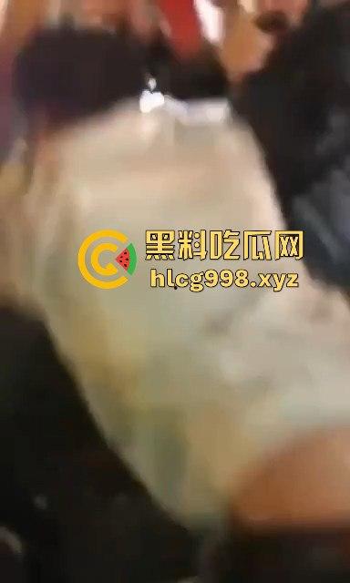 柳州光头疯子持刀砍人被围攻，摊贩齐心棍棒齐下，寡不敌众狼狈逃窜！-2