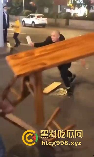 柳州光头疯子持刀砍人被围攻，摊贩齐心棍棒齐下，寡不敌众狼狈逃窜！-3
