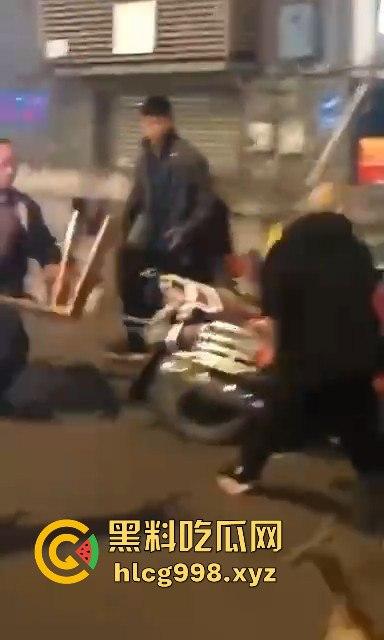 柳州光头疯子持刀砍人被围攻，摊贩齐心棍棒齐下，寡不敌众狼狈逃窜！-6