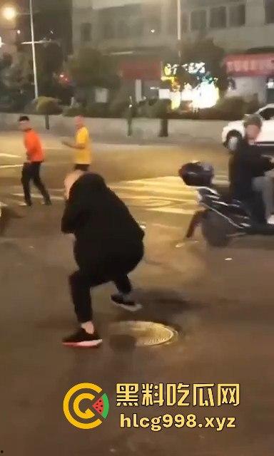 柳州光头疯子持刀砍人被围攻，摊贩齐心棍棒齐下，寡不敌众狼狈逃窜！-8