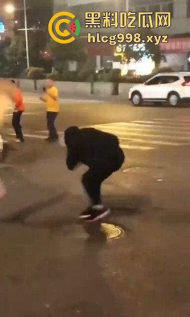 柳州光头疯子持刀砍人被围攻，摊贩齐心棍棒齐下，寡不敌众狼狈逃窜！-9