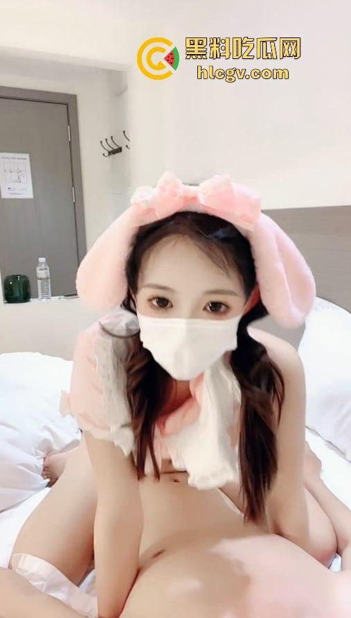 广西清纯厂妹【胡小宁】下海变身母狗!大叔暴操粉穴嫩妹,颜值稚嫩却毫无保留掰腿狂插!-1