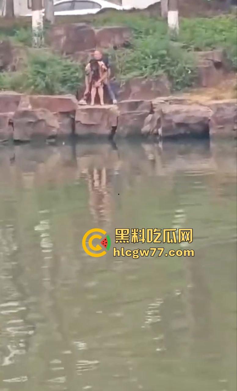 姜还是老的辣 大爷大妈真会玩 来河边偷情 一边做爱 一边看风景 性爱过程被路人全 记录！-5
