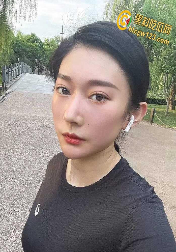 陕西极品人妻【张伊儿】！为冲业绩不择手段，陪睡客户尽展蜜桃臀！-2