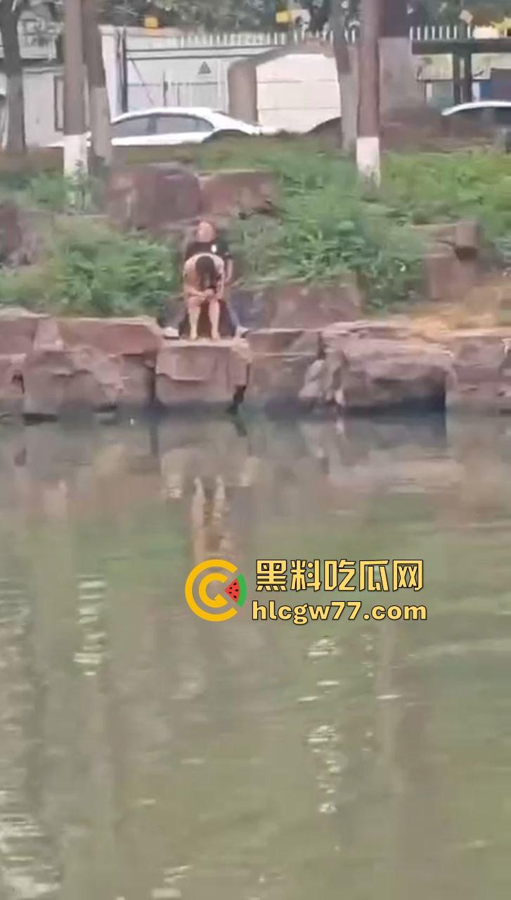 姜还是老的辣 大爷大妈真会玩 来河边偷情 一边做爱 一边看风景 性爱过程被路人全 记录！-6